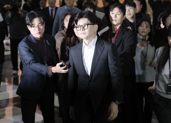 한동훈 전 국민의힘 대표가 지난해 12월 14일 비상의원총회에 참석하는 모습. 이날 비상의총에선 의원들이 "탄핵 책임져라" 말하자 한 전 대표가 "제가 계엄을 했습니까"라고 반박하는 등 갈등이 격화됐다. 전민규 기자