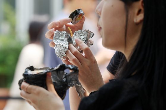 김밥 먹는 시민. 연합뉴스