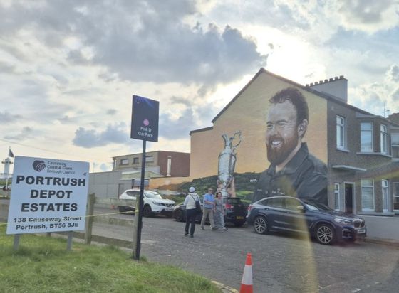 포트러시 마을의 셰인 라우리 벽화. 라우리는 아일랜드 선수임에도 2019년 디 오픈에서 우승해 포트러시에 벽화로 그려졌지만 북아일랜드 내의 갈등이 완전히 사라진 건 아니다. 성호준 기자