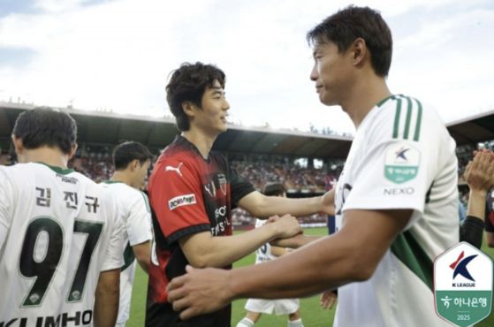 데뷔전을 치른 포항 기성용(가운데). 사진 프로축구연맹