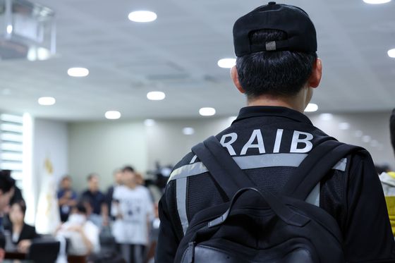 19일 오후 전남 무안국제공항 관리동 3층에 대회의실에서 당초 예정됐던 12·29 제주항공 여객기 참사 엔진 정밀조사 결과 브리핑이 취소되자 항공철도사고조사위원회 관계자들이 브리핑장을 벗어나고 있다. 연합뉴스