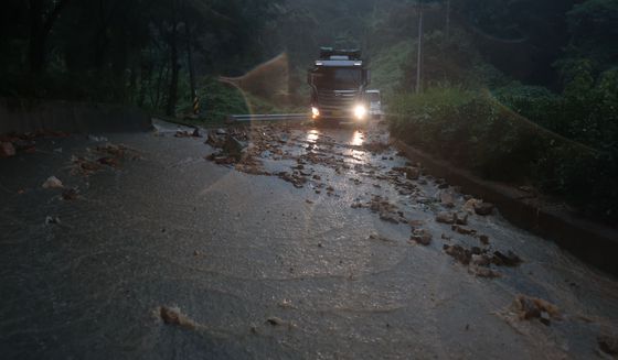 지난 19일 오후 경남 산청군 신안면 하정리 양천강으로 떠내려 온 소를 마을 주민들이 건져내려 준비하고 있다. 안대훈 기자