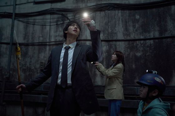 영화 '전지적 독자 시점'에서 주인공 김독자(안효섭, 가운데)는 지하철 3호선을 배경으로 동료들과 함께 처절한 생존 게임을 벌인다. 사진 롯데엔터테인먼트