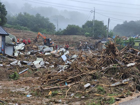 폭우로 인해 19일 오후 경남 산청군 단성면 한 도로에 산사태가 발생, 돌과 나무 등이 깔려 있다. 연합뉴스