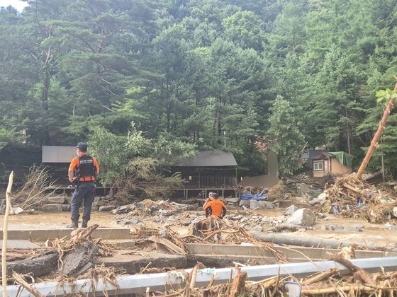 20일 산사태로 일가족 3명이 실종된 경기도 가평군 조종면 마일리 한 글램핑장 앞에 불어난 강물이 빠르게 흐르고 있다. 가평=전율 기자