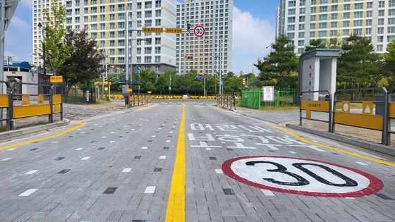 충북 진천군의 한 학교앞 도로에 설치된 투수블록. 업체 제공
