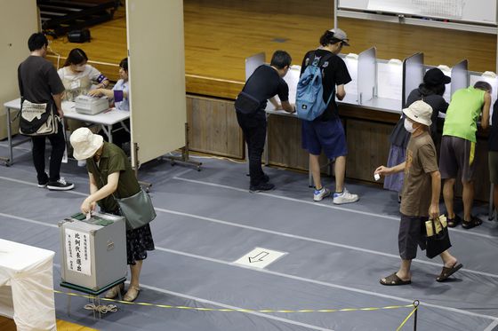 20일 실시된 일본 참의원 선거에서 일본 국민들이 투표하고 있다. EPA=연합뉴스