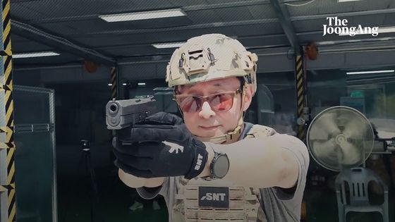 최현호씨가 K4 고속유탄기관총을 쏘고 있다.  화면 캡처