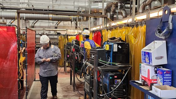 지난 16일(현지시간) 미국 펜실베이니아주 필라델피아에 위치한 한화필리십야드 조선소 내에 설치된 '트레이닝 아카데미'에서 견습 직원들이 용접을 포함한 다양한 기술을 교육받고 있다. 필라델피아=강태화 특파원