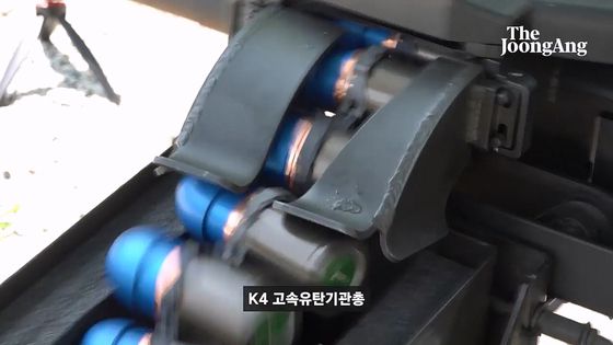 나뭇대기가 K4 고속유탄기관총에서 나간 연습탄에 맞아 날아가고 있다. 실탄의 살상 반경은 5m다. 화면 캡처