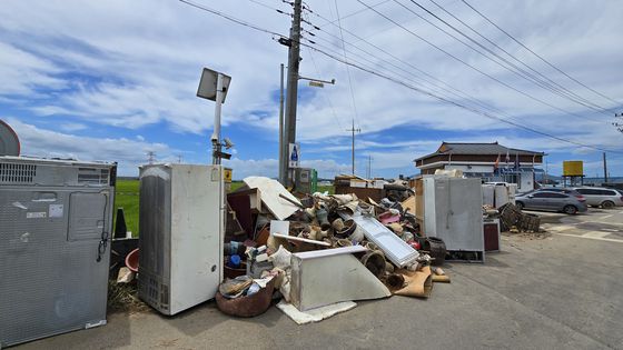 20일 오후 충남 예산군 덕산면 구만리의 마을회관 앞에 침수됐던 가전제품이 산더미처럼 쌓여 있다. 신진호 기자