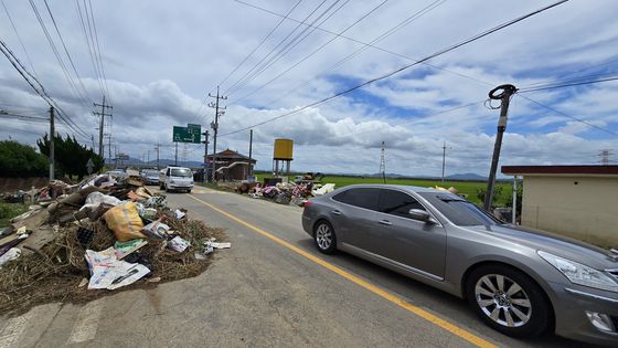 20일 오후 충남 예산군 덕산면 구만리의 도로에 침수됐던 가전제품이 산더미처럼 쌓여 있다. 신진호 기자