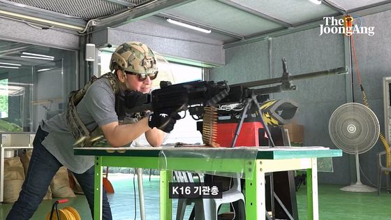 조서영 PD가 P10C 권총을 사격하고 있다. 화면 캡처