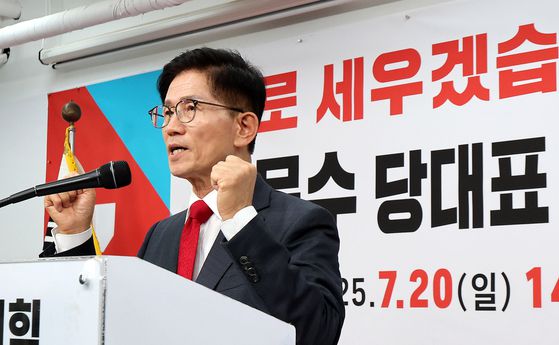 지난 3월 22일 강원도청 앞에서 개신교 단체 '세이브코리아' 주최한 윤석열 전 대통령 탄핵 반대 집회에서 국민의힘 장동혁 의원이 발언하고 있다. 연합뉴스