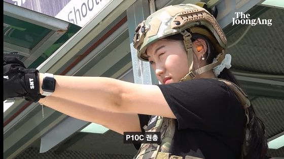 기자가 저위험 권총을 쏘고 있다. 화면 캡처