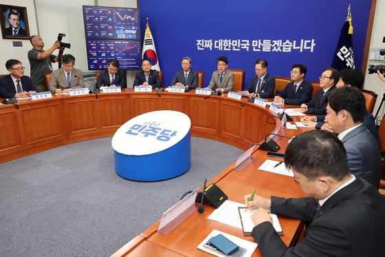 더불어민주당 진성준 정책위의장이 지난달 30일 서울 여의도 국회에서 상법 개정안 추진과 관련해 경제계 의견을 수렴하기 위해 경제6단체 부회장단과 간담회를 하고 있다. 연합뉴스