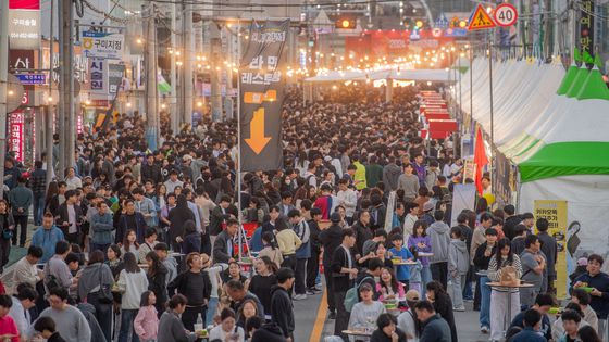 지난해 11월 경북 구미시에서 열린 구미라면축제에 인파가 몰려 행사장이 북적이고 있다. 사진 구미시