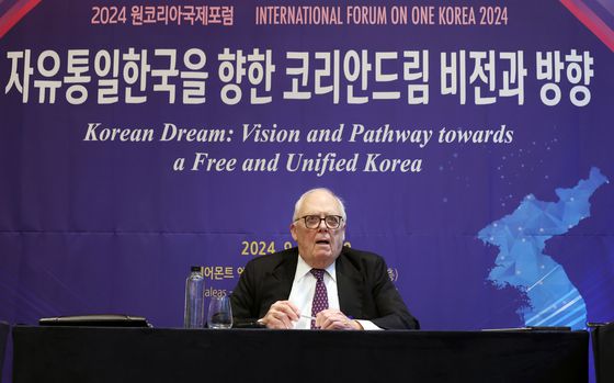 2024 원코리아국제포럼이 열린 2024년 9월 28일 서울 여의도 페어몬트 엠베서더 서울 호텔에서 헤리티지재단 설립자인 에드윈 퓰러 박사가 언론들과 인터뷰하고 있다. 뉴시스