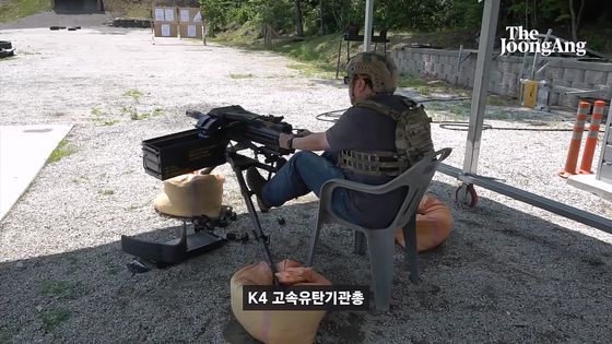 K4 고속유탄기관총은 급탄식 기관총처럼 유탄을 장전한다. 화면에 보이는 유탄은 연습탄이다. 화면 캡처
