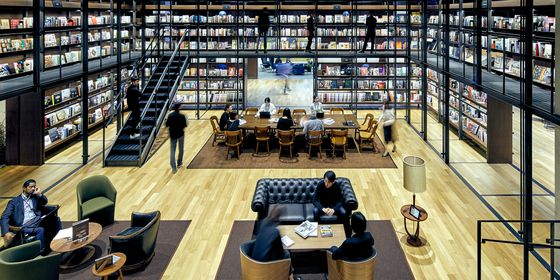 '유니클로 시티'로 명명한 본사는 기능에 따라 업타운·미들타운·다운타운으로 구역을 나눌 정도로 대규모를 자랑한다. 중간에는 전문 큐레이터가 상주하는 도서관 겸 카페가 있다. 사진 유니클로