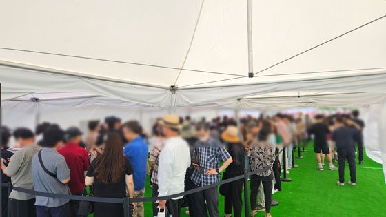 부산 해운대구 '르엘 리버파크 센텀'의 모델 하우스가 지난 11일 문을 열자 시민이 줄지어 입장을 기다리고 있다. 연합뉴스