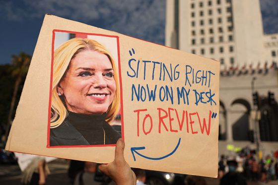 17일 미국 로스앤젤레스에서 트럼프 행정부에 반대하는 시위대가 팸 본디 법무장관의 사진과 엡스타인 파일에 대한 인용문이 담긴 피켓을 들고 있다. AFP=연합뉴스