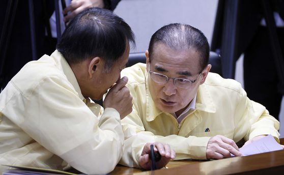 위성락 국가안보실장이 지난 7일(현지시간) 미국 워싱턴 D.C.에서 마르코 루비오 미국 국무장관 겸 국가안보보좌관과 한미 안보실장 협의를 위해 만나 악수하고 있다. 사진 대통령실