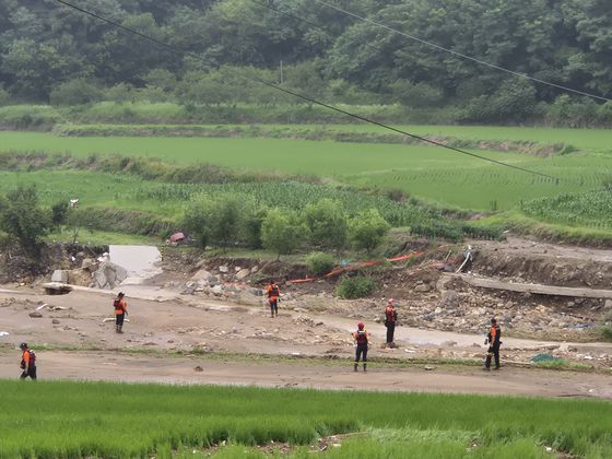 경남 산청군 단성면 방목리에서 소방대원 등이 굴삭기를 동원해 수색 작업을 벌이고 있다. 이곳에선 지난 19일 역대급 폭우로 60대 여성이 실종됐다. 사진 경남도