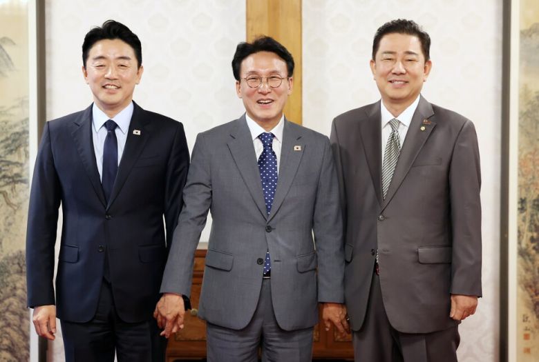 김민석 국무총리와 김병기 더불어민주당 대표 직무대행 겸 원내대표, 강훈식 대통령비서실장이 지난 6일 오후 서울 종로구 삼청동 국무총리 공관에서 열린 이재명 정부 첫 고위당정협의회에서 기념촬영을 하고 있다. 김성룡 기자