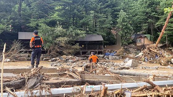 20일 경기도 가평군 조종면 신상3리에 내린 폭우로 인한 산사태가 발생해 나무와 토사가 민가를 덮쳤다. 김성룡 기자