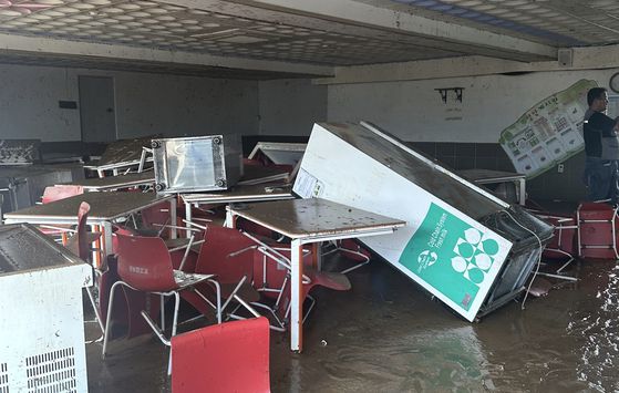 21일 경기도 가평군 수해현장에서 피해를 입은 한 농가 직원들이 복구작업을 하고 있다. 전민규 기자