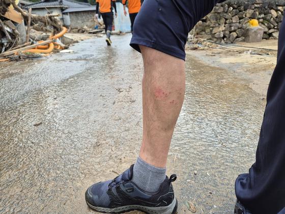 21일 오전 경남 산청군 모고리 모고마을 아래 하천에서 소방대원들이 흩어져 실종자를 찾고 있다. 지난 19일 역대급 폭우로 이 마을에선 70대 남성이 토사에 휩쓸려 실종됐다. 안대훈 기자