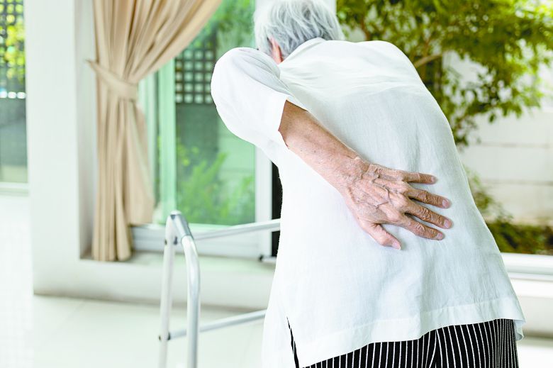 척추 질환을 앓는 고령층이 갈수록 늘고 있다. 이런 상황에서 서울 광혜병원은 척추 본연의 유연성을 살리는 반강성고정술을 개발해 시행 중이다.