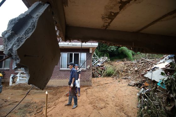 21일 경남 산청군 산청읍 병정마을 주민 박한우 씨(63)가 수해 복구작업을 하고 있다. 뉴스1