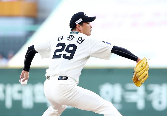 SSG 김광현이 20일 인천 두산전에서 역투하고 있다. 사진 SSG 랜더스