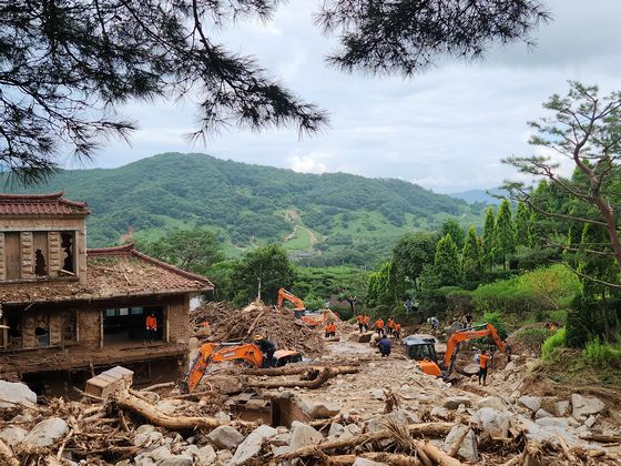 경남 산청군 산청읍 친환경로길이 지난 호우로 붕괴된 모습. 사진 독자