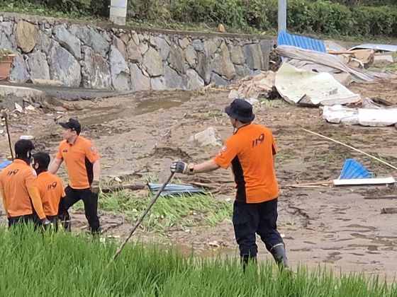 21일 경남 산청군 모고리 모고마을 실종자 수색현장에서 만난 박인수 이장이 빨간 두드러기가 난 종아리를 내보이고 있다. 안대훈 기자