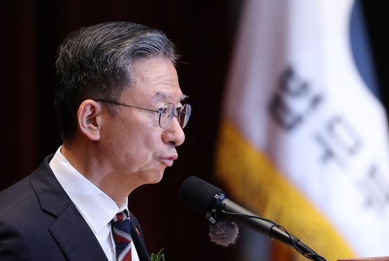 더불어민주당 당 대표 선거에 출마한 정청래(오른쪽), 박찬대 후보는 추석 전 검찰개혁 입법 완수를 공약했다. 연합뉴스