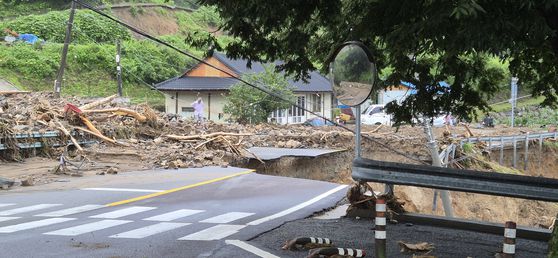 경남 산청군 생비량면에 있는 경남간호고 급식실이 비 피해로 진흙탕이 된 모습. 사진 경남간호고
