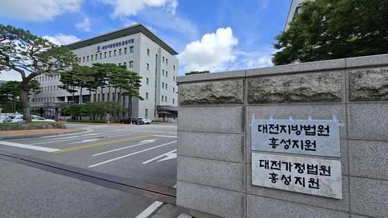 대전지법 홍성지원은 한범중 길을 가던 여성을 무참히 살해한 혐의로 기소된 이지현에게 22을 무기징역을 선고했다. 신진호 기자