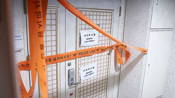 인천 연수경찰서는 인천시 연수구 송도동 아파트에서 사제 총기를 발사해 아들을 살해한 혐의로 60대 남성을 수사 중이라고 21일 밝혔다. 사진은 서울 도봉구의 피의자 자택에서 발견된 폭발물 모습. 사진 인천 연수경찰서 제공