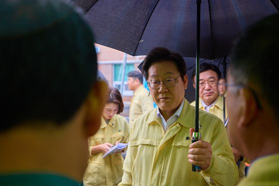 이재명 대통령이 22일 서울 용산 대통령실 청사에서 열린 국무회의에서 국기에 경례를 하고 있다.연합뉴스