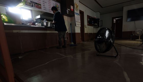 22일 경남 산청군 산청읍 모고리에서 경남도청 소속 공무원이 최근 집중호우로 침수된 주택의 수해복구 작업을 하고 있다. 연합뉴스