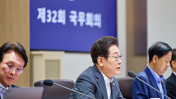 이재명 대통령이 22일 서울 용산 대통령실 청사에서 열린 국무회의에서 국기에 경례를 하고 있다. 대통령실통신사진기자단