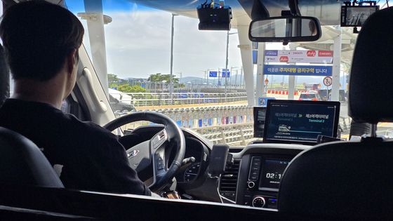 인천공항 연결로에서 시범 운행 중인 자율주행 ‘로보셔틀’의 모습. 운전석에 운전자가 앉아있는 상태로 주행한다. 이수정 기자