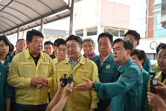 지난 20일 김태흠 충남지사(오른쪽)가 당진 어시장을 찾은 윤호중 행정안전부 장관에게 정부 차원의 지원을 요청하고 있다. [사진 충남도]
