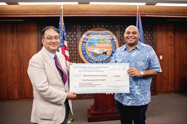 미국 괌 주정부 청사에서 B5G6G디지털커런시 김상용 회장(좌)과 조쉬 테노리오 괌 부주지사