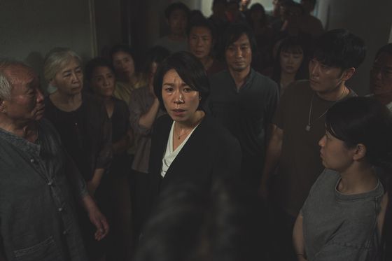 영화 '84제곱미터'의 은화(염혜란)는 아파트 입주자 대표이자 전직 검사다. 아파트 값이 떨어질 것을 우려해 층간소음 원인 규명에 소극적인 자세를 취한다. 사진 넷플릭스