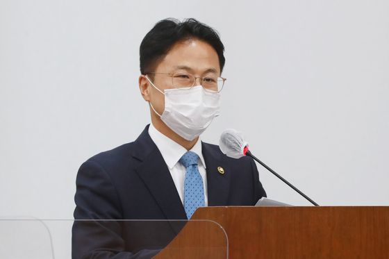 김정우 조달청장이 2020년 11월 3일 오후 서울 여의도 국회에서 열린 기획재정위원회 전체회의에서 2021년도 예산안 제안설명을 하고 있다. 오종택 기자
