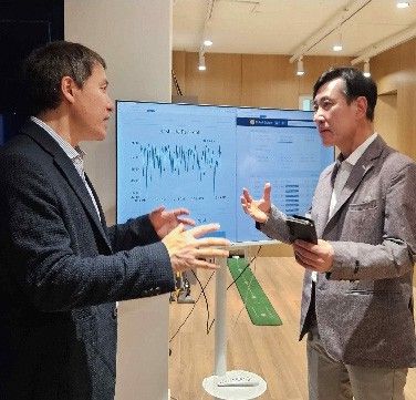 암호화폐의 미래에 대해 대화하는 하태경 원장과 오태민 크립토 스쿨 신임 교장. [사진 보험연수원]